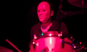 https://hipodrome.net/wp-content/uploads/2011/01/redshape2bdrums.jpg?w=300